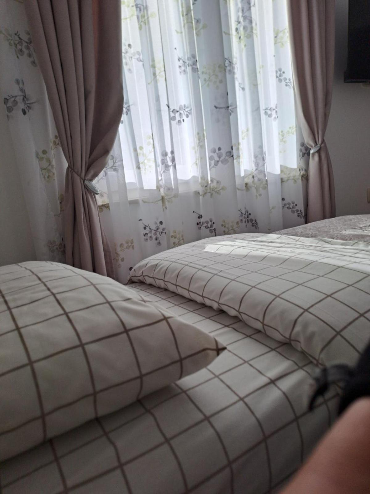 Apartmani Emily & Jully Нікшич Екстер'єр фото